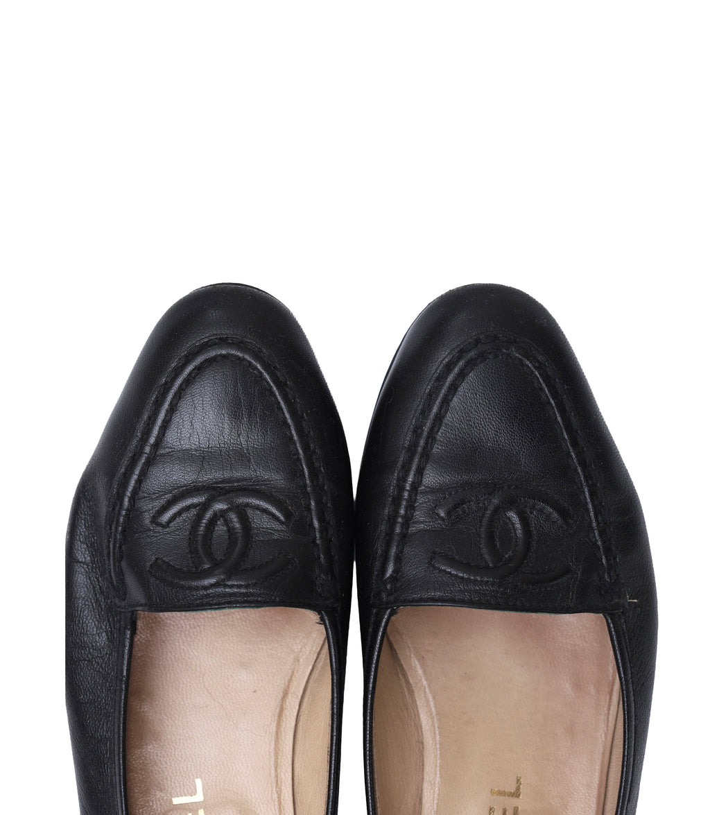 CHANEL LOGO PUMPS